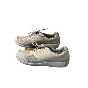 Clarks Suede shoes cream colored athletic shoes Cloud stepper